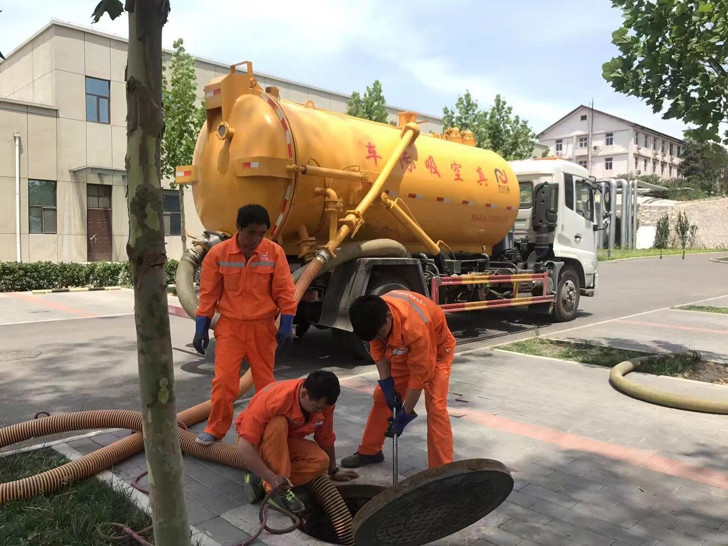 红山管道疏通车停在窨井附近