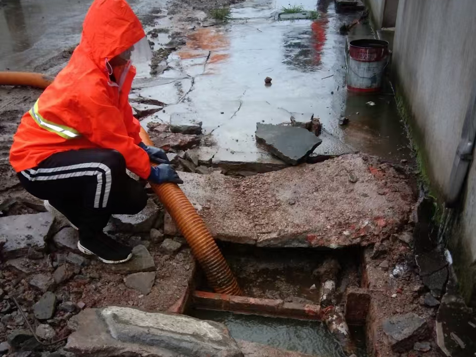 红山专业清理污水池 炜誉市政以规范流程守护城市 “肠道”