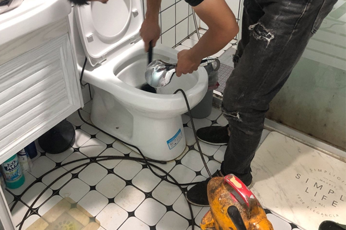 红山马桶堵塞自己疏通还是找师傅?专业上门服务让你省时更省心